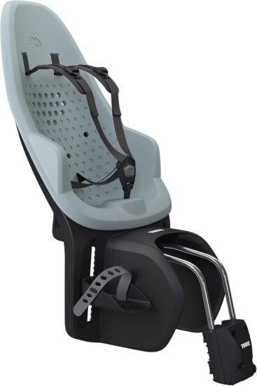 Silla infantil para bicicleta Thule Yepp 2 Maxi, con diseño ergonómico, arnés de seguridad de 5 puntos, material resistente al agua y sistema de montaje trasero compatible con la mayoría de bicicletas, ideal para transportar niños con comodidad y seguridad.