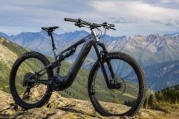 Bicicleta eléctrica de montaña en la cumbre
