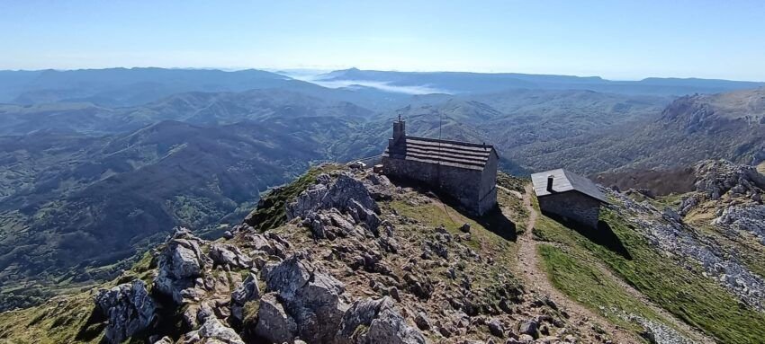 IMG_0896 Ermita del Santo Cristo bajo la cumbre del Aizkorri